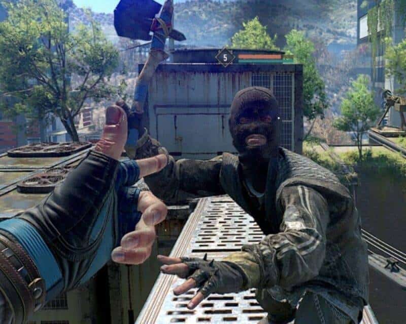 widok pierwszoosobowy, widzimy swoją dłoń ułożoną w kształt pistoletu i celującą do zamaskowanego przeciwnika; pistolet palcowy Dying light 2