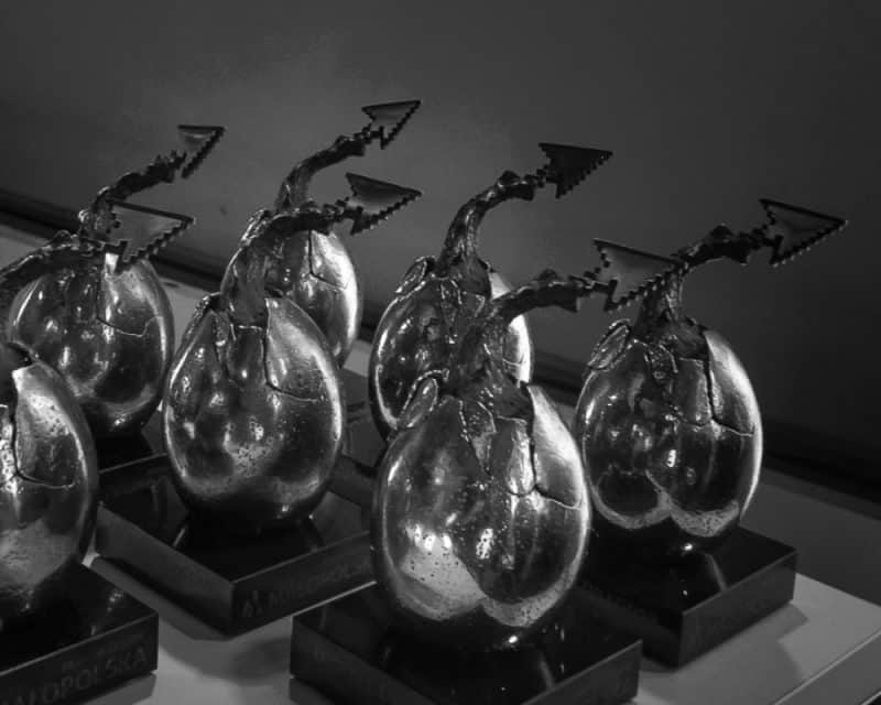 zdjęcie przedstawiające nagrody rozdawane podczas Digital Dragons Awards – widać sześć jaj, z których wychodzą małe pikselowe, smocze ogony, podstawki i ogony czarne, jaja srebrne, Digital Dragons Awards 2022 nominacje