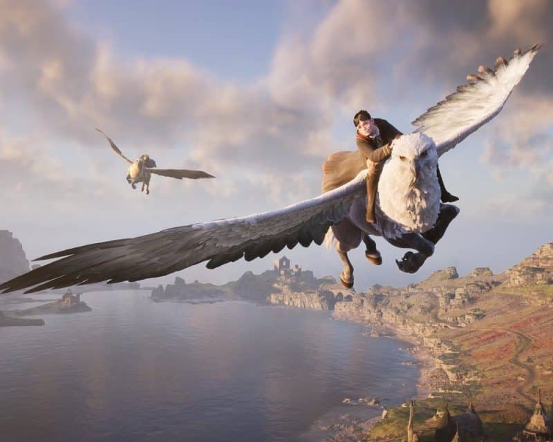 Nastolatek lecący na hipogryfie, mający w tle jezioro – Hogwarts legacy bez mikropłatności i multiplayera