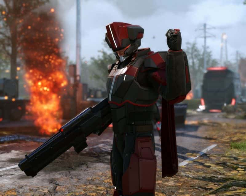 zrzut ekranu z gry XCOM 2, przedstawia oficera ADVENTu z lewą pięścią uniesioną w górę, w prawej dłoni trzyma swój karabin, za nim wybuch i pożar, XCOM 2 tryb multiplayer