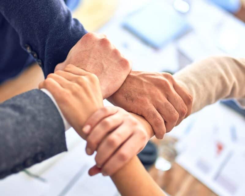 Związki zawodowe w Activision Blizzard – obrazek ilustracyjny, symbol związku, trzymające się ręce