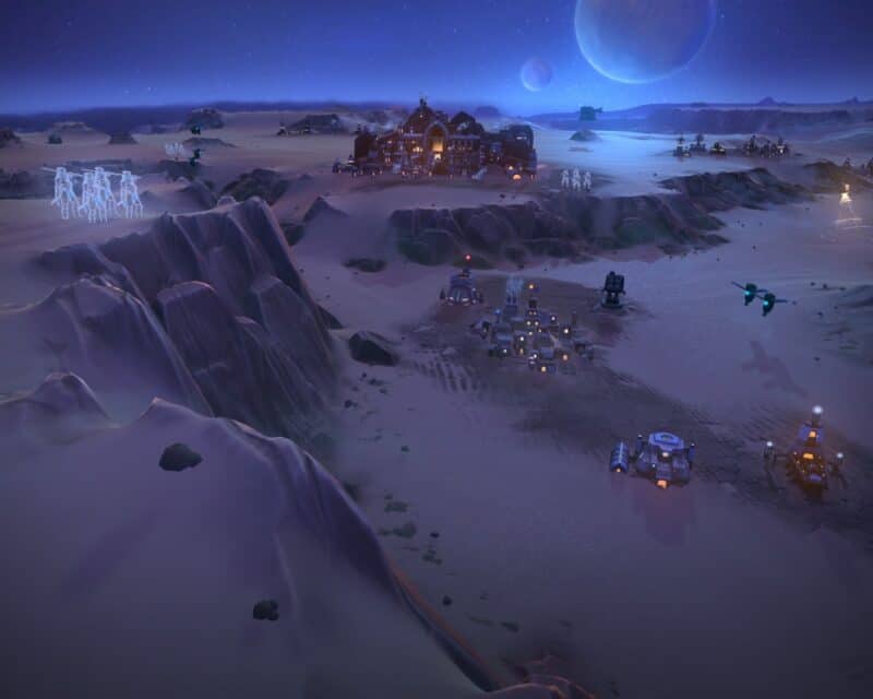 Dune: Spice Wars – grafika z gry przedstawiająca pustynię, niewielką osadę, wybudowane w jej pobliżu budynki, kilka statków kosmicznych, ukryty w kamuflażu oddział, w tle zaś znajduje się ciemnoniebieskie niebo i dwa ciała niebieskie, jedno większe, drugie mniejsze, Dune Spice Wars w rankingu Steam