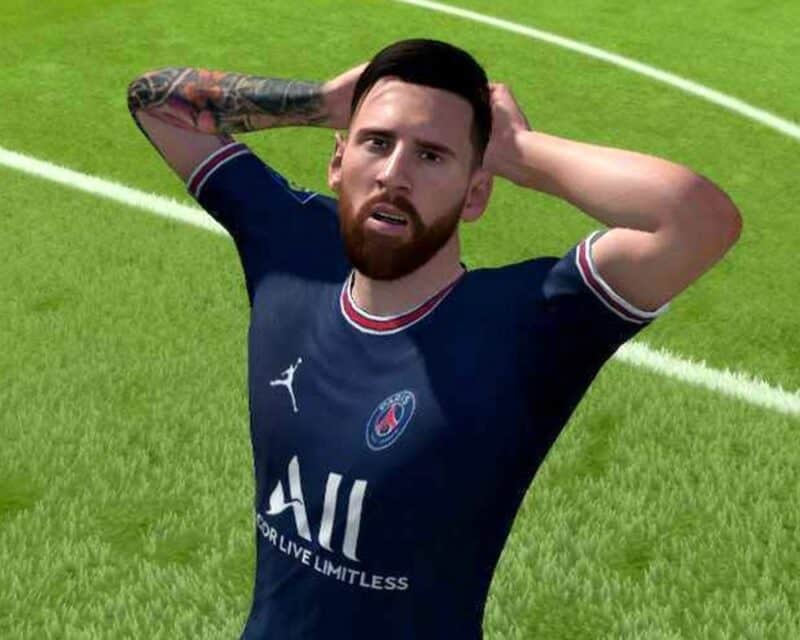 załamany Messi w grze FIFA trzyma się za głowę, w tle boisko, wpis dotyczy zerwania umowy i utraty licencji na robienie gier pod marką FIFA przez Electronic Arts