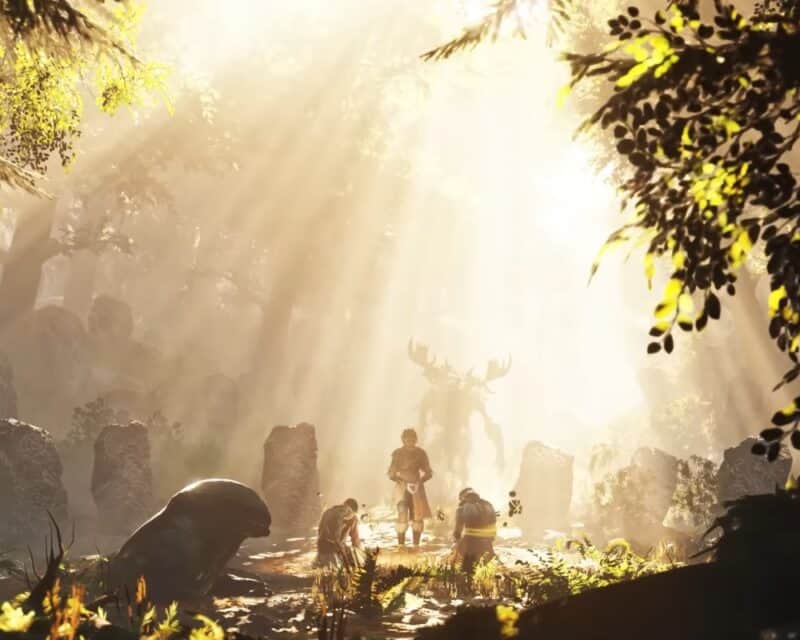 GreedFall 2: jasna polana, na której znajdują się trzy osoby, półleżące zwierzę przypominajace psa, za nimi widać cień dużego enta, który zbliża się do nich, GreedFall 2 zapowiedź