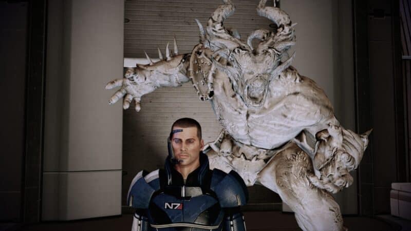 Mass Effect 2: Legendary Edition – mój komandor Shepard na tle Easter Egga z Dragon Age, pokazujący ogra (Misja Lojalnościowa Kasumi)