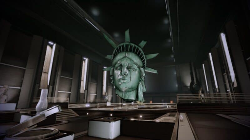 Głowa Statuy Wolności, którą Donovan Hock trzymał w swoim sejfie (Misja Lojalnościowa Kasumi), w tle miniatura Przekaźnika Masy i kilka innych rzeźb czy obrazów.