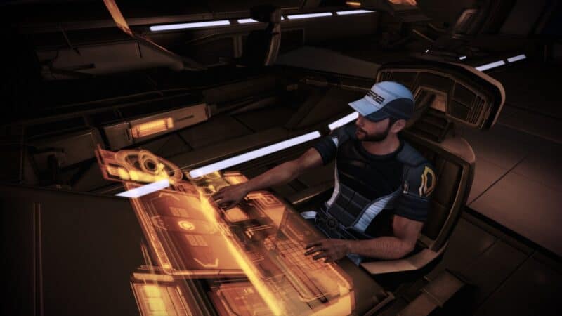 Joker siedzący w fotelu pilota, stukający w holoklawiaturę.