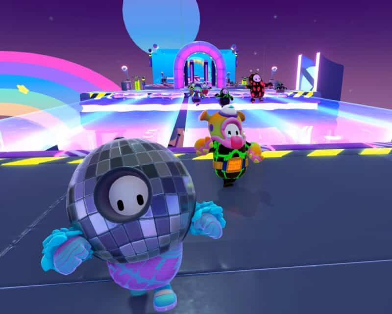 Fall Guys za darmo od czerwca – screen z gry, uciekające rysunkowe postacie, żywe kolory