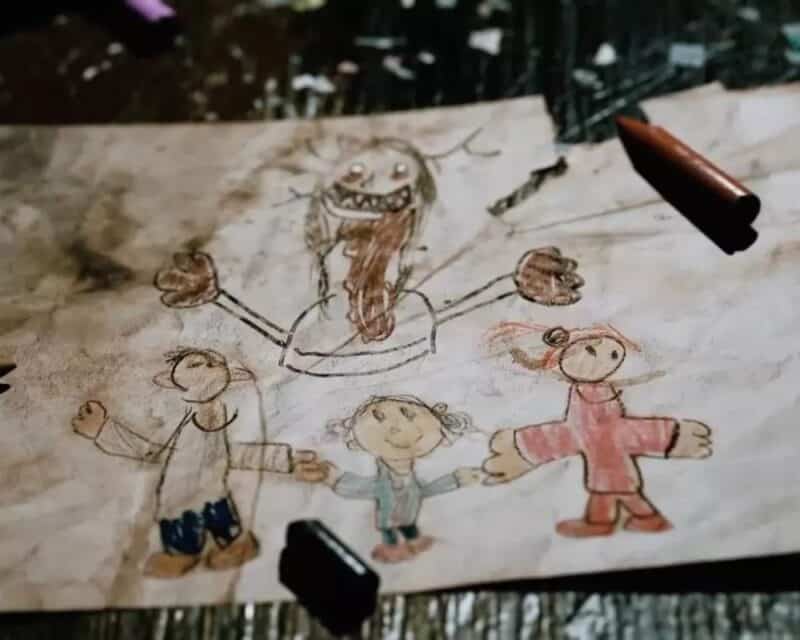 zapowiedź horroru Do Not Open, na obrazku rysunek dziecka przedstawiający tatę i dwie dziewczynki stojących na dole kartki oraz wielkiego potwora na górze