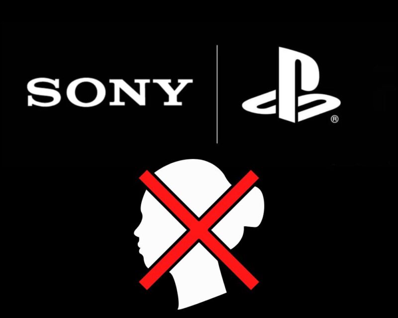 czarne tło, na górze białe loga firmy Sony i PlayStation, na dole kontur głowy kobiety wypełniony na biało i przekreślony czerwonym krzyżykiem