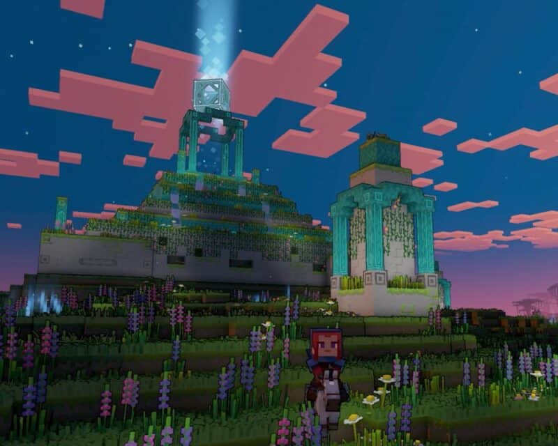 Zwiastun Minecraft Legends: kadr z trailera. Na grafice znajduje się bohaterka, która przemierza świat na koniu podczas zachodu słońca.