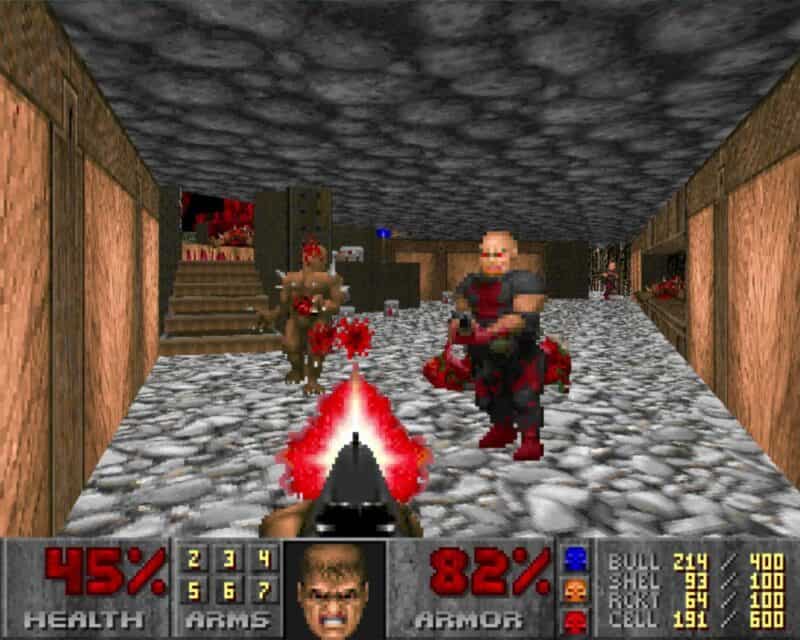 grafika pikselowa z pierwszego Dooma, widzimy z perspektywy pierwszoosobowej, trzymamy broń, przed nami przeciwnicy stojący na szarym kamiennym korytarzu z drewnianymi ścianami po bokach