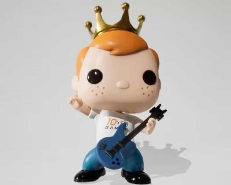 Figurki Funko w grach komputerowych – screen z pierwszego trailera, figurka o imieniu Freedy (już zanimowana), gra na gitarze, ma koronę na głowie