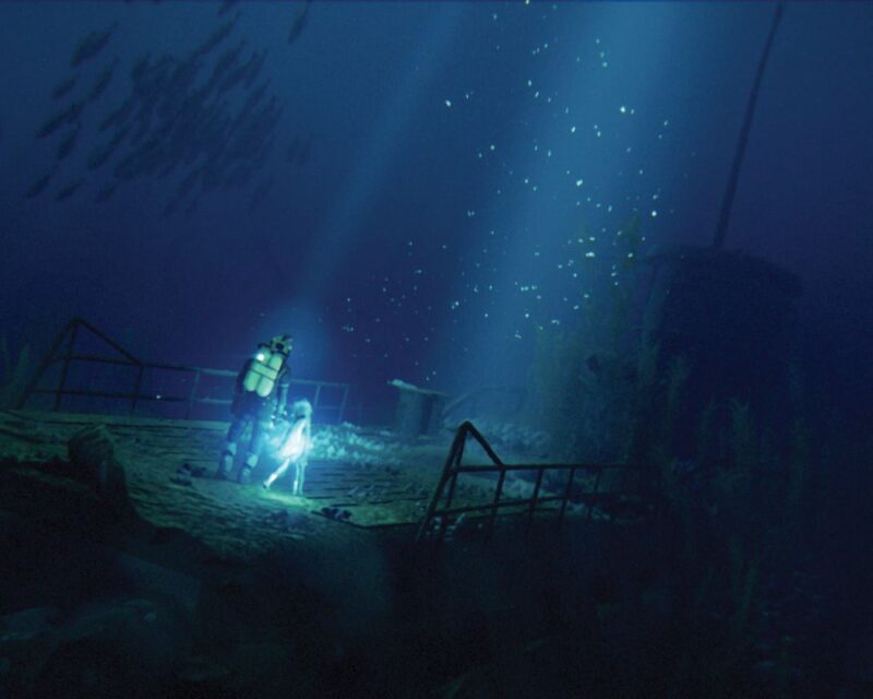 Under the Waves, nowa gra od Quantic Dream, na grafice podmorskie głębiny, dwie postaci stoją na pokładzie zatopionego, zniszczonego wraku, widać dwa słupy światła padające na niego