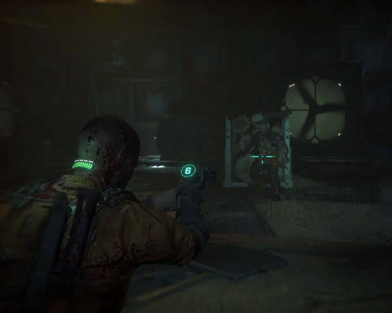 Nowe fragmenty rozgrywki The Callisto Protocol gamescom 2022 – na obrazku widać mężczyznę z pistoletem, który walczy z przypominającym człowieka potworem na stacji kosmicznej