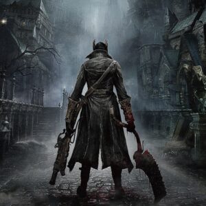 Grafika z Bloodborne. Na zdjęciu widzimy postać zwróconą tyłem. Ma na sobie ciemny, szary płaszcz i lekko czerwone rękawice. Na głowie ma hełm z dwoma spiczastymi końcówkami. W lewej dłoni trzyma masywną broń palną, a w prawej duży tasak. W tle widzimy szarą ulicę miasta.
