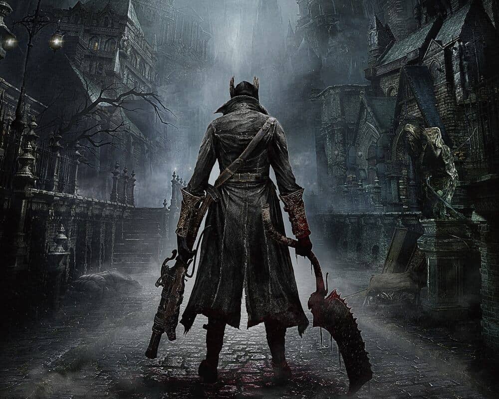 Grafika z Bloodborne. Na zdjęciu widzimy postać zwróconą tyłem. Ma na sobie ciemny, szary płaszcz i lekko czerwone rękawice. Na głowie ma hełm z dwoma spiczastymi końcówkami. W lewej dłoni trzyma masywną broń palną, a w prawej duży tasak. W tle widzimy szarą ulicę miasta.