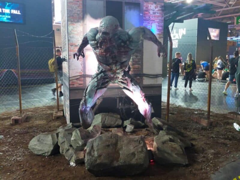 zdjęcie przedstawia zombie z gry Dying Light 2, szykuje się on do ataku, w tle widać makietę jakiegoś budynku