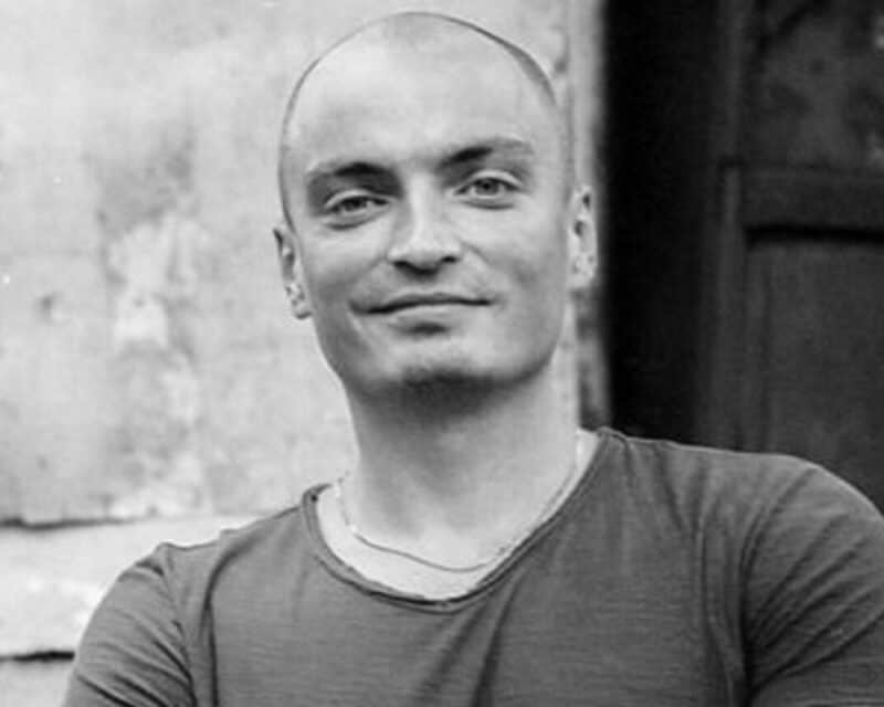 Andrii Korzinkin, animator, który zginął na wojnie o Ukrainę, czarno-białe zdjęcie