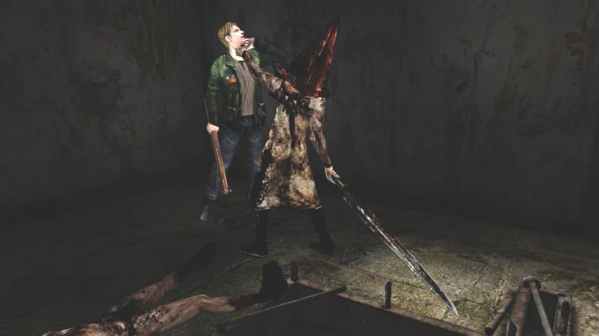 grafika z gry Silent Hill 2, przedstawia głównego bohatera i Piramidogłowego, podczas gdy ten drugi łapie tego pierwszego za gardło i unosi do góry, w drugiej dłoni trzyma swój ogromny miecz