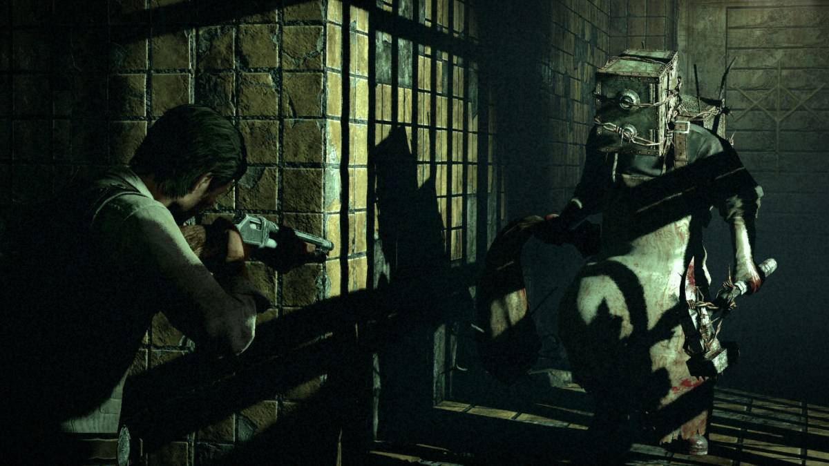 grafika z gry The Evil Within, przedstawia mężczyznę celującego ze strzelby w potwora z sejfem zamiast głowy, który z jednej dłoni trzyma wór, a w drugiej tłuczek do mięsa