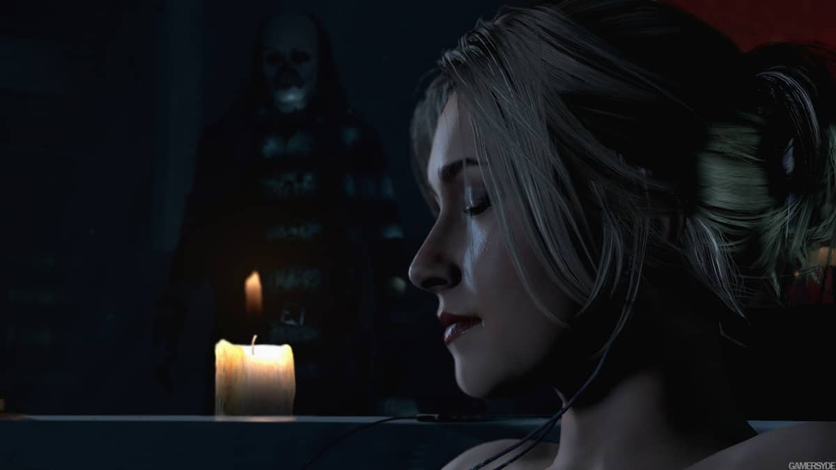 grafika z gry Until Dawn, przedstawia jedną z bohaterek podczas kąpieli w wannie, obok niej pali się świeczka, a z tyłu w cieniu stoi mężczyzna w masce clowna
