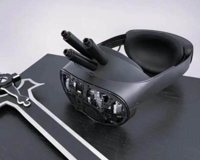 czarne gogle Nervegear leżą na czarnym stole, obok nich czarny miecz z białą obramówką, w tle biała ściana