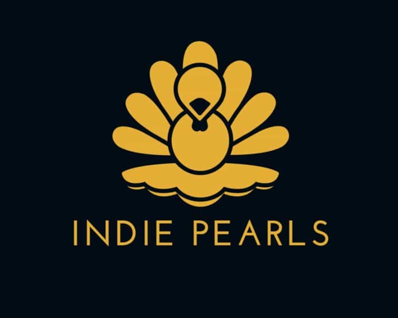 na czarnym tle widzimy złotawe logo Indie Pearls, w logo jest sylwetka indyka z rozczapirzonymi piórami jak paw, całość w formie otwartej muszli