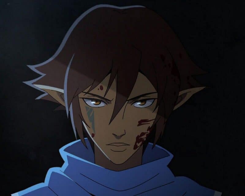 postać z dragon age rozgrzeszenie, na grafice widać brązowowłosą elfkę z krwią na policzku i tatuażem na drugim policzku, data premiery