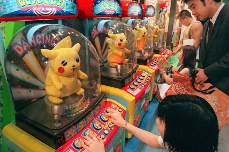 Na zdjęciu znajduje się automat do grania z Pikachu w Japonii