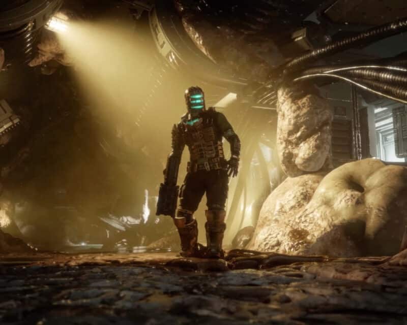 Oficjalna grafika z gry Dead Space Remake. Mężczyzna w skafandrze kosmicznym przemierza zainfekowany statek kosmiczny.
