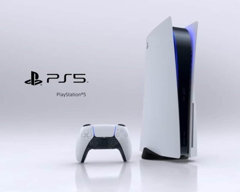 Białe tło na nim znajduje się konsola PlayStation 5, a obok oficjalne logo