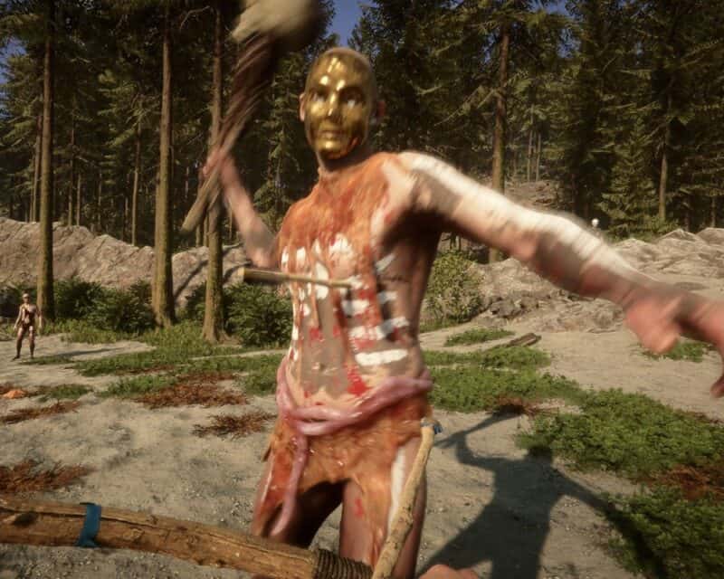 zwiastun premierowy Sons of the Forest, na głównym planie znajduje się postać z maską na twarzy, która robi zamach bronią w kierunku widza, a za postacią znajduje się las