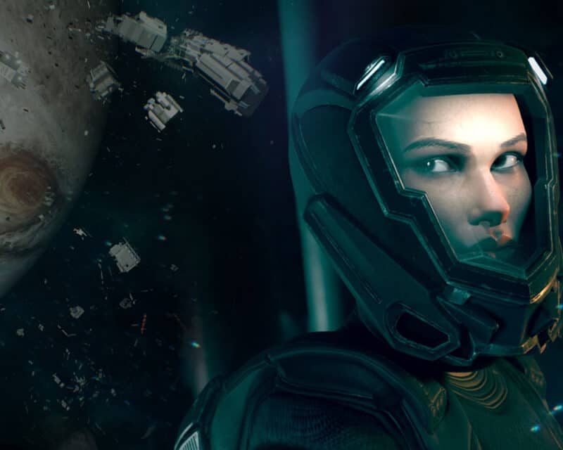 Na grafice widać główną bohaterkę gry The Expanse: A Telltale Series, Caminę Drummer. Kobieta ubrana jest w kosmiczny skafander i spogląda w bok. W tle znajduje się przestrzeń kosmiczna i wrak statku.