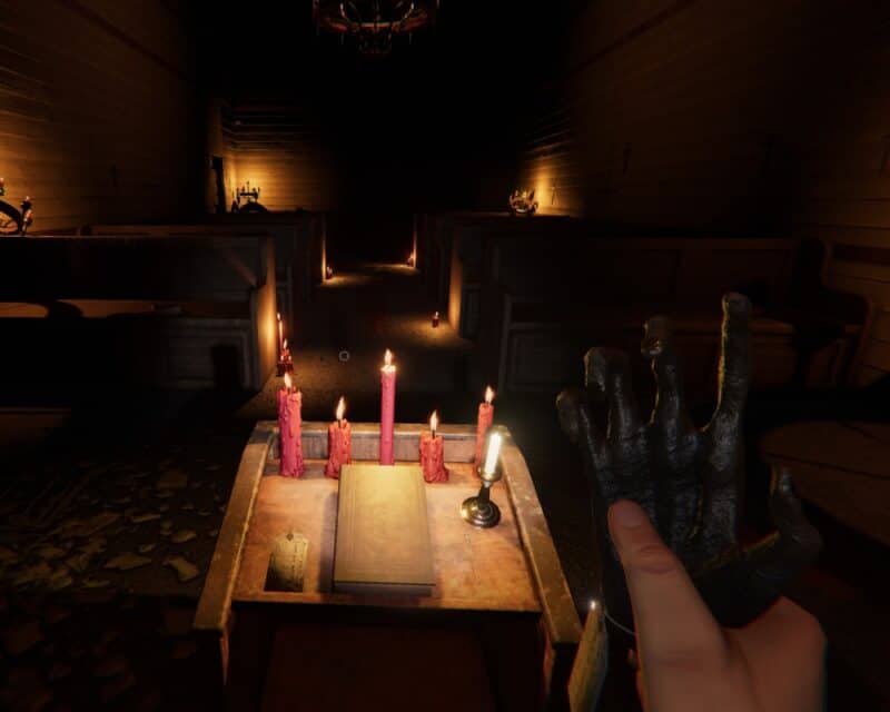 Screen z gry Phasmophonia, Monkey Paw, niżej przykładowe życzenie (fiszka) i lokalizacja. Kaplica, świece, ambona