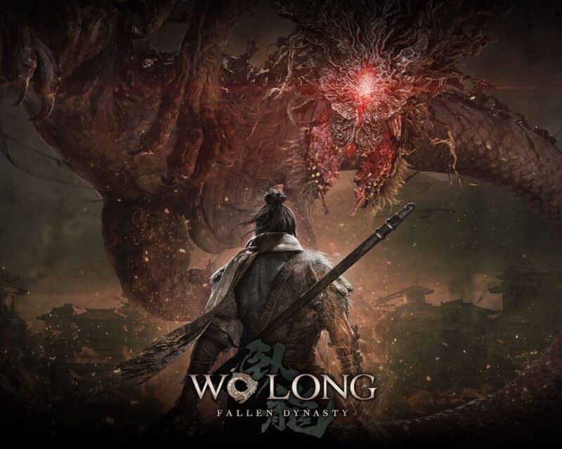 Wo Long Fallen Dynasty negatywne opinie Steam, w centrum grafiki znajduje się mężczyzna z mieczem na plecach i odwrócony tyłem do widza, przed postacią znajduje się ogromny i czerwony demon, za plecami bohatera znajduje się tytuł gry