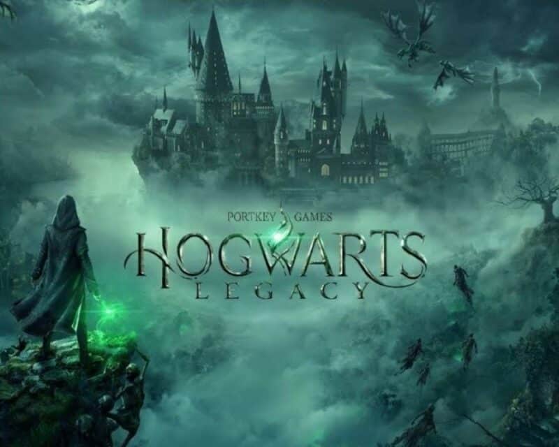 Pośrodku napis Hogwarts Legacy, w tle zamek a na klifie stoi czarodziej