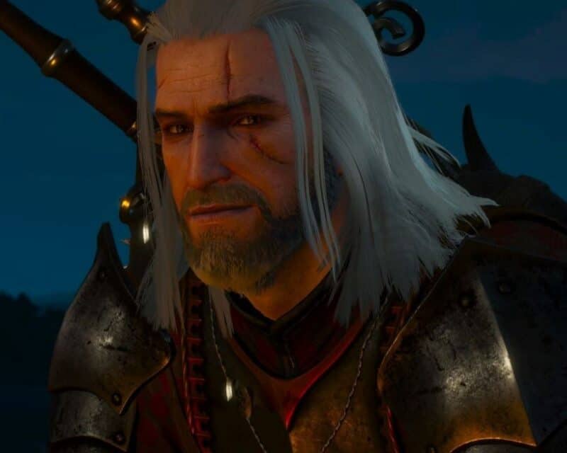 Białowłosy mężczyzna z dwoma mieczami, uśmiechający się