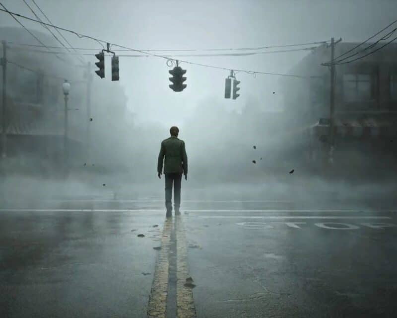mężczyzna idzie po pustej ulicy, wokół mgła