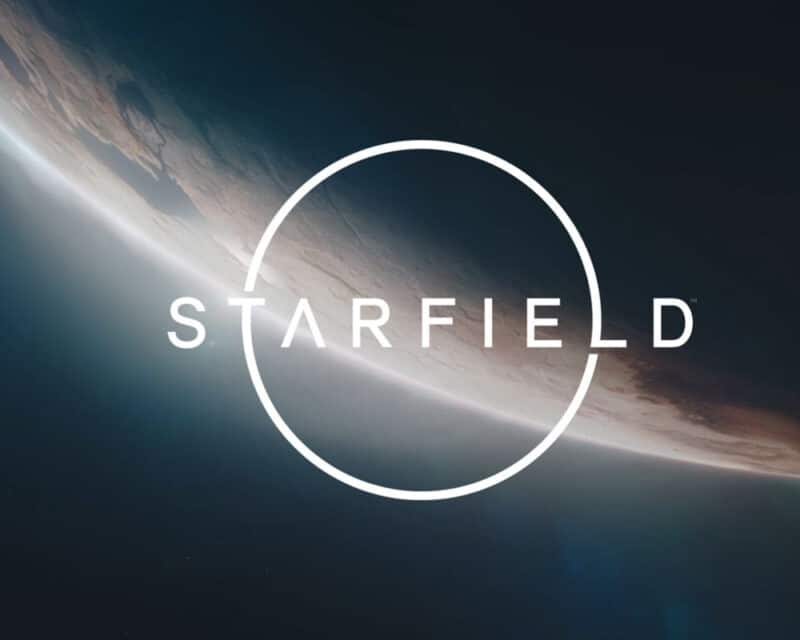 Obrazek przedstawia logo gry Starfield. W tle widać widok z kosmosu na fragment planety.