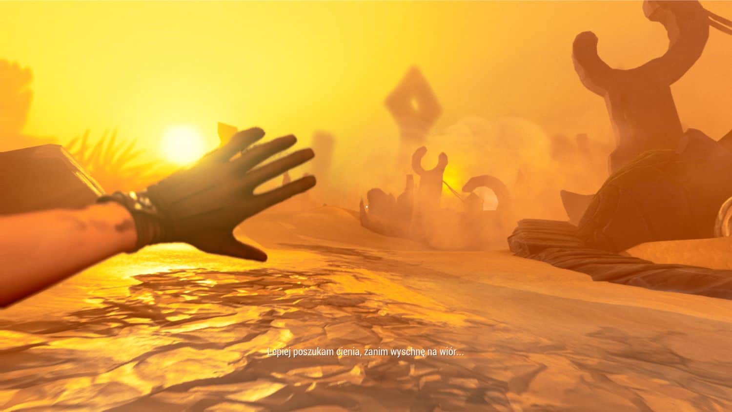 pustynia, widzimy z pierwszoosobowej perspektywy rękę w rękawiczce, która zasłania bohaterkę przed burzą piaskową, w oddali tajemniczy symbol, wokół żółto, piasek i piaskowe burze