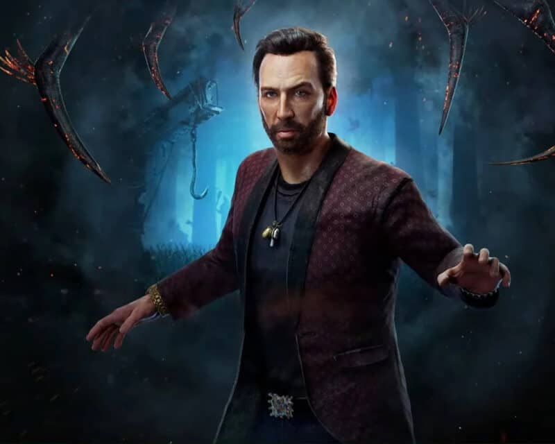 Obrazek przedstawia model postaci z gry Dead by Daylight stworzony na podobieństwo aktora, Nicolasa Cage’a. Mężczyzna otoczony jest mgłą, a za nim widoczny jest las.