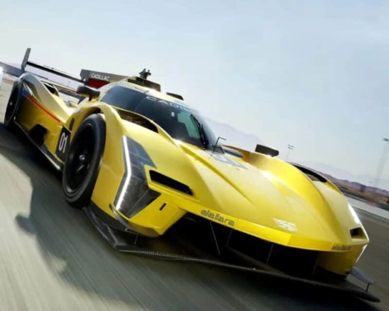 żółty samochód jedzie po drodzę