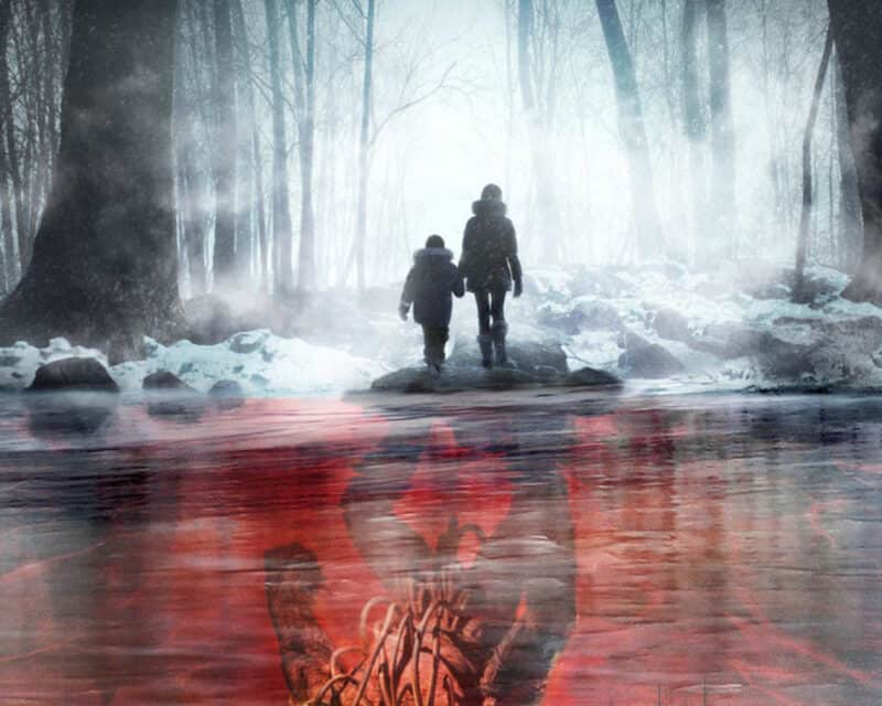 Obrazek przedstawia zimowy krajobraz. Widzimy dwie osoby odwrócone plecami, dorosłego oraz dziecko, udające się w głąb lasu. Za nimi rozpościera się zamarznięte jezioro. W odbiciu tafli widoczne jest monstrum, otoczone czerwoną poświatą.