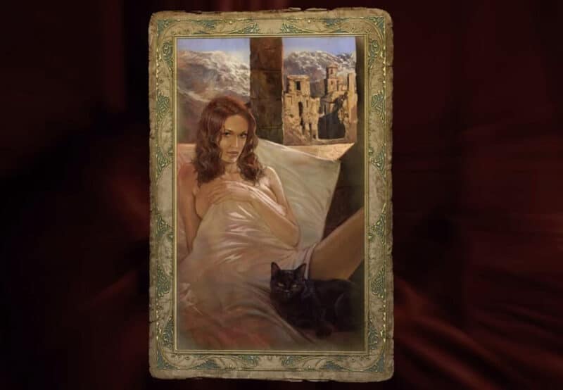 Grafika przedstawiająca kartę romansu Triss Merigold z Wiedźmina. Rudowłosa kobieta jest naga w łóżku i przykrywa ciało kołdrą. Obok niej leży czarny kot.