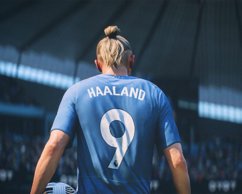 EA Sports FC 24 - jest już data premiery. Plakat gry, piłkarz Haaland w niebieskiej koszulce z dziewiątką