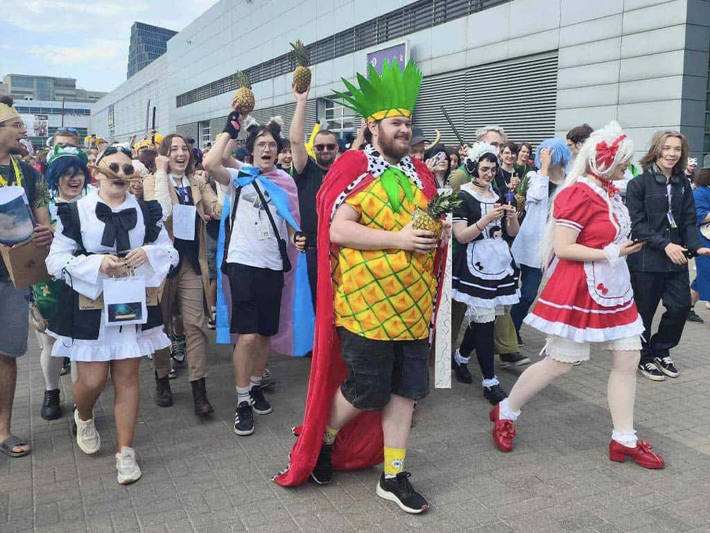 Pochód ananasa, który odbył się na Pyrkonie