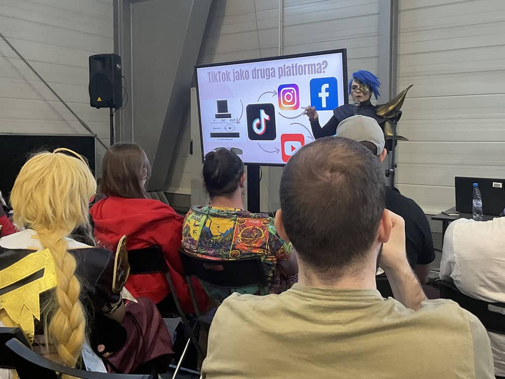 Pyrkon prelekcja na temat reklamowania cosplay'u w social mediach