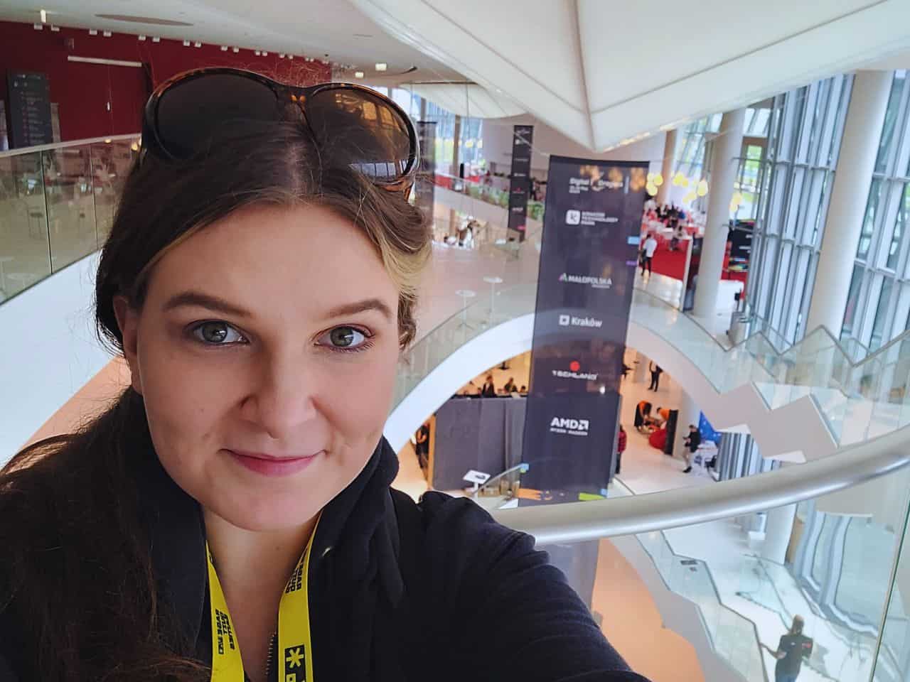 Digital Dragons 2023, naczelna Natalia Pych na tle wnętrza budynku konferencji