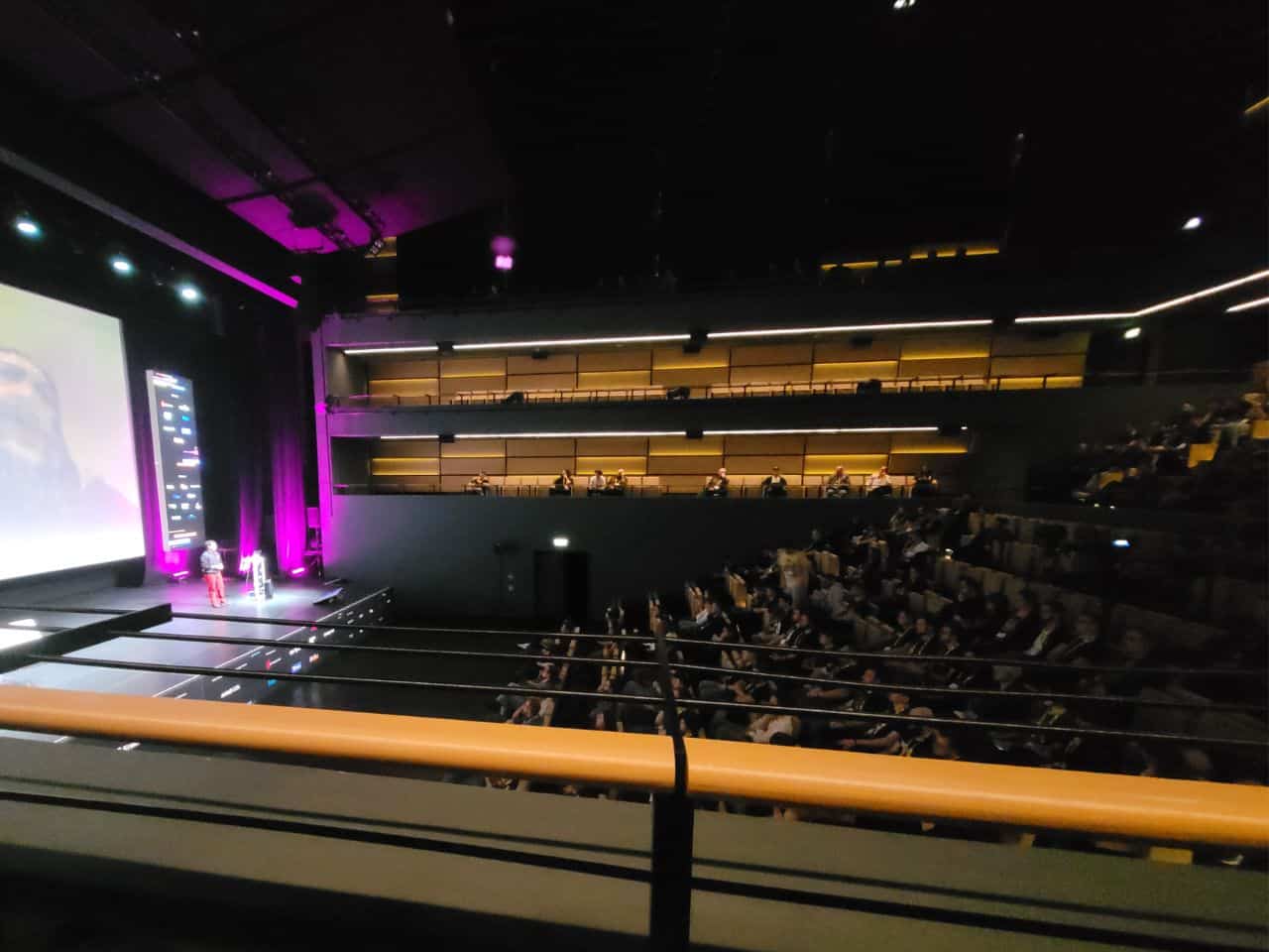 Digital Dragons 2023, widzimy pełną aulę wykładową, wszystkie siedzenia zajęte, a na scenie Paweł Sasko z wykladem